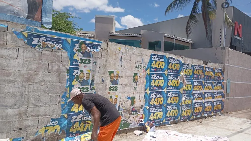 Zé Chico dá exemplo e remove propaganda eleitoral na cidade