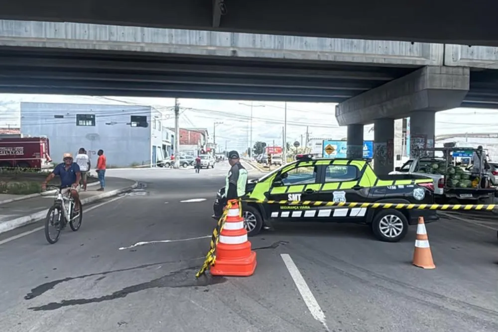 SMT orienta trânsito após acidente com caminhão no viaduto do Tomba