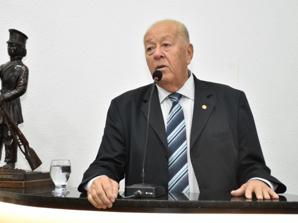Elogiado por colegas, Carlito do Peixe toma posse para exercer oitavo mandato na Câmara de Feira