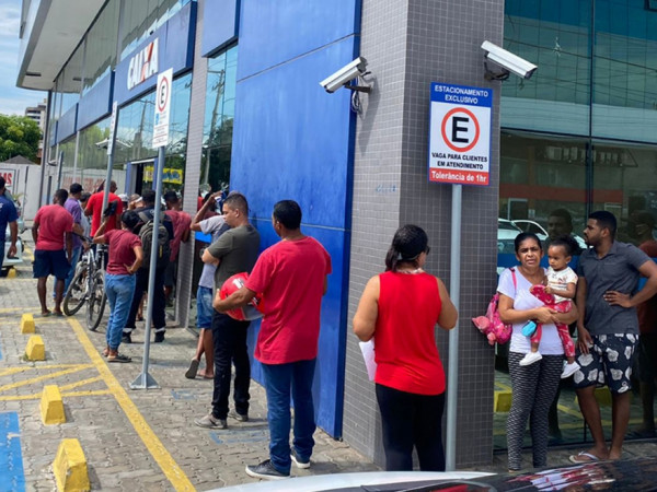 Bancos massacram clientes em Feira com longas filas fora das agências