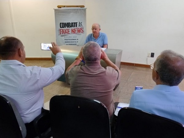 Zé Ronaldo denuncia fake news: "o que ganha eleição é trabalho"