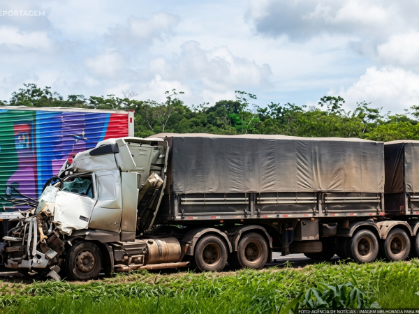 Cenário de guerra na BR-324: Uma pessoa morre e nove ficam feridas e presas a ferragens após engavetamento