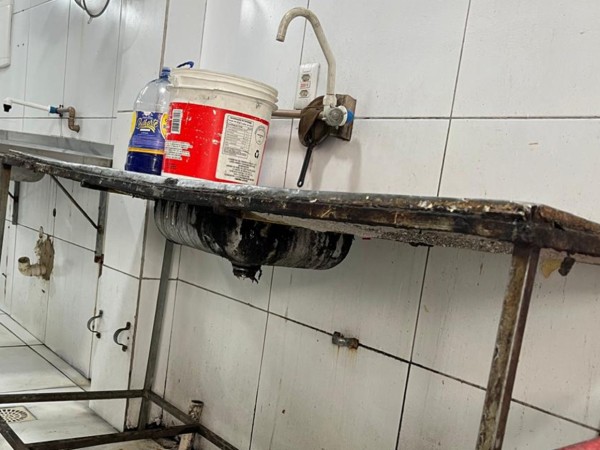 Vigilância Sanitária interdita cozinha industrial no bairro São João
