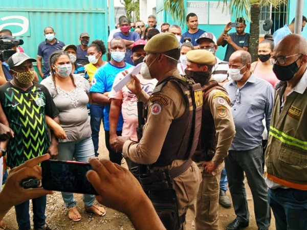 Polícia Militar tenta liberar garagem da empresa Rosa, mas manifestantes resistem