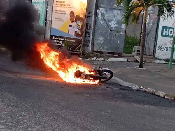 Revolta em blitz: homem ateia fogo na própria moto após abordagem em Feira