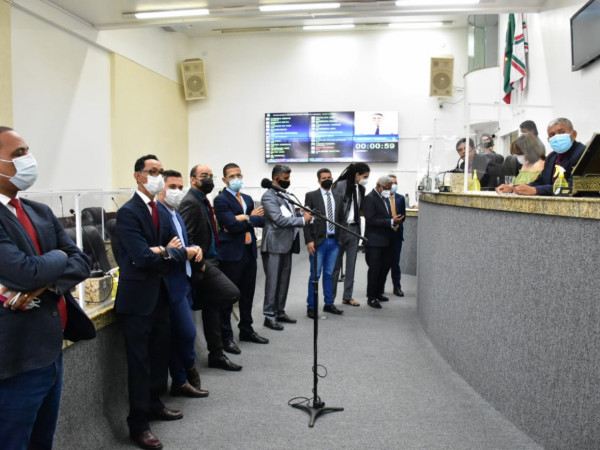 Surpresa na Câmara de Feira: vereadores "independentes" votam a favor do governo municipal