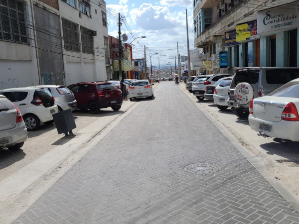 "Flanelinhas" transformam calçadas do Projeto Centro em estacionamento com cobrança de taxa; pedestres que se danem